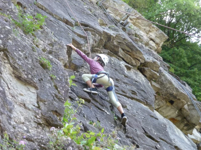 🌟 Offrez à vos enfants une aventure inoubliable pendant les vacances de Pâques ! 🧗‍♀️🐣

👉 Stage d'escalade pour enfants à partir de 8 ans : 5 demi-journées du lundi au vendredi, chaque après-midi.
🗓 Dates : Vacances de Pâques – du 6 avril au 4 Mai 2025 🕒 Horaires : 14h00 - 17h00 
 Lieu : en extérieur au parc thermal du Fayet (ou d’autres falaises) ou en salle si mauvais temps.

🎯 Les sessions vont permettre de découvrir ou se perfectionner à l’escalade avec :
• Des jeux d’escalade ludiques et des défis adaptés à leur âge
• Un suivi personnalisé pour progresser avec plaisir et confiance
• Une expérience sportive et créative qui renforce l’esprit d’équipe

💥 Attention, places limitées ! Inscrivez votre enfant dès maintenant pour lui offrir un stage dynamique et stimulant durant les vacances de Pâques !

📲 Pour toute inscription ou renseignement : 04.50.21.55.11 ou sur https://guides-megeve.com/ 

#EscaladeEnfant #VacancesDePâques #SportEnfant #Aventure #VacancesActives #EscaladePourLesEnfants #ConfianceEnSoi #StageEscalade