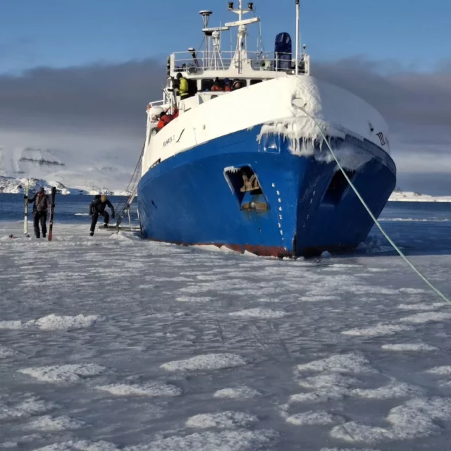 🚢🎿 Retour en image – Bateau-Ski au Spitzberg ❄️

Une semaine d’exploration au bout du monde…
Depuis notre voilier, chaque jour offrait un nouveau fjord, une nouvelle face, un nouveau silence.
Entre lumière polaire, descentes sauvages et ambiances arctiques, ce raid bateau-ski au Spitzberg restera gravé dans les esprits 🌌

Merci à notre équipage de passionnés pour ces beaux moments partagés, et à nos guides pour leur savoir-faire au cœur de ce territoire d’exception 🧭

#Spitzberg #BateauSki #SkiVoile #RaidNordique #BureaudesGuidesdeMegève #SkiArctique #GuidesdeHauteMontagne #Svalbard